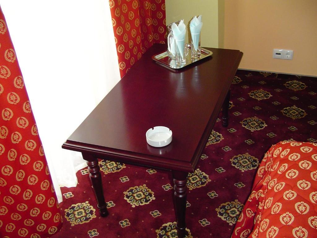 פלוייסטי Hotel Europa חדר תמונה